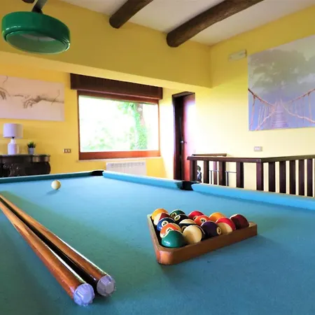 Privata Con Piscina E Biliardo