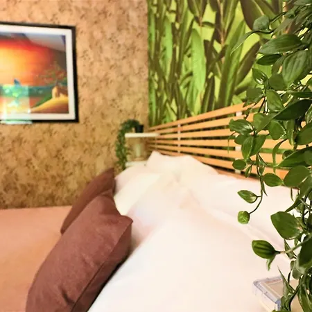 Privata Con Piscina E Biliardo