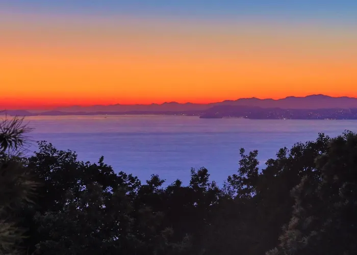 Privata Con Piscina E Biliardo