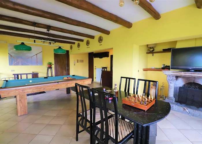 Privata Con Piscina E Biliardo