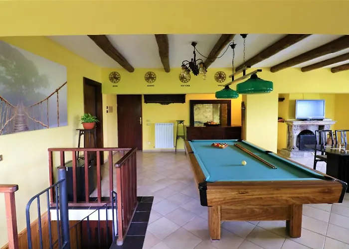 Privata Con Piscina E Biliardo