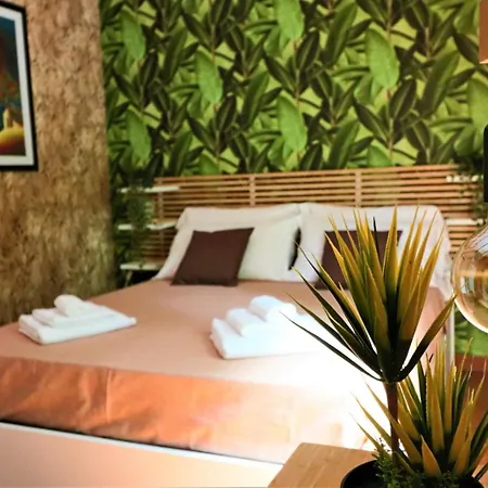 Privata Con Piscina E Biliardo