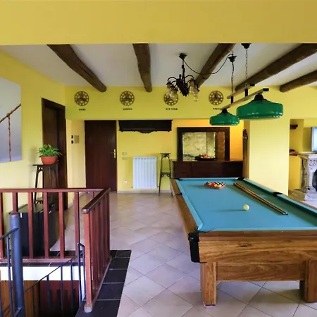 Privata Con Piscina E Biliardo
