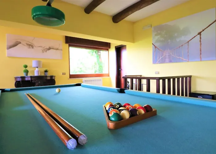 Privata Con Piscina E Biliardo